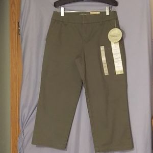 Ladies, Sz 6 NWT, capri's